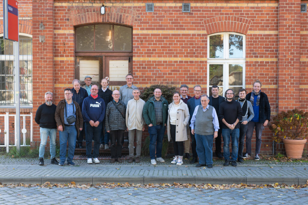 Mitglieder und Gäste des Fahrgastverbandes PRO BAHN Lausitz – Landesverband Berlin-Brandenburg e.V. bei der Mitgliederversammlung 2025 in Halbe